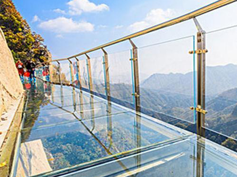 玻璃吊橋受到外國人質(zhì)疑，不遠萬里來砸橋，結(jié)局讓人很無奈